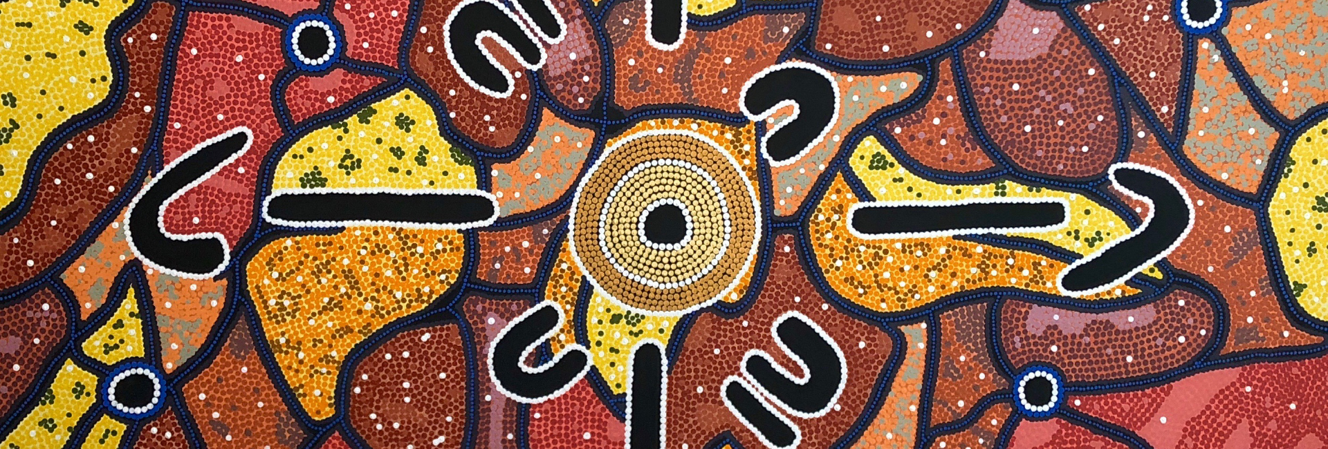 8月11日から15日に東京で開催されるオーストラリアの先住民アーティスト、ダニエル・マクドナルドの個展で販売される Turn Left: Finding My WayとSunset